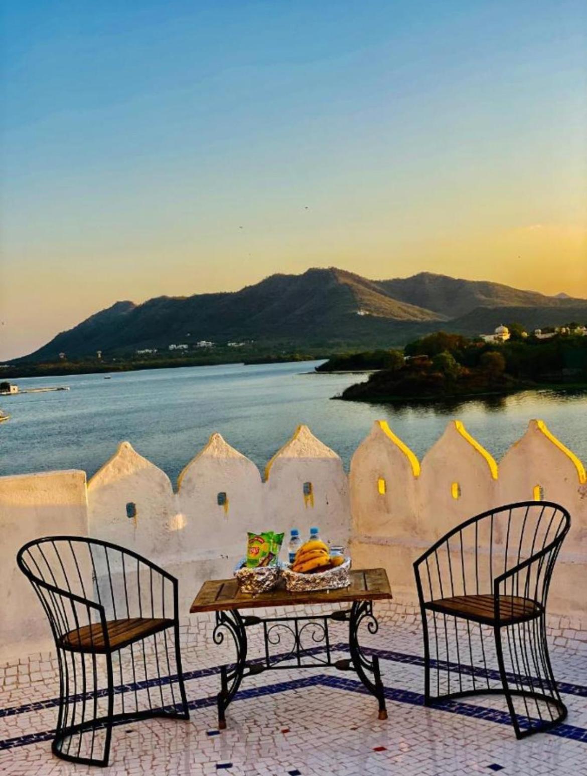 Vallabhgarh A Lake Facing Balcony Udajpur Zewnętrze zdjęcie